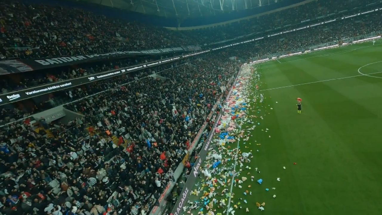 Torcida do Besiktas doa brinquedos a crianças afetadas por terremotos