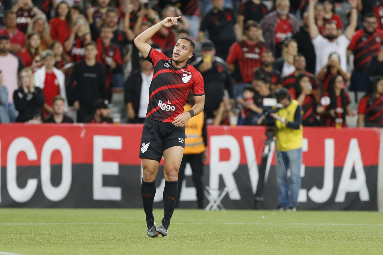 Barcelona vê Vitor Roque em alta e tenta garantir contratação de atacante