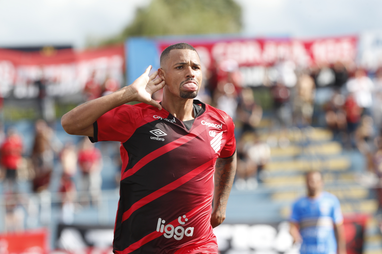Zé Ivaldo completa marca histórica no Athletico e sonha com final da Libertadores