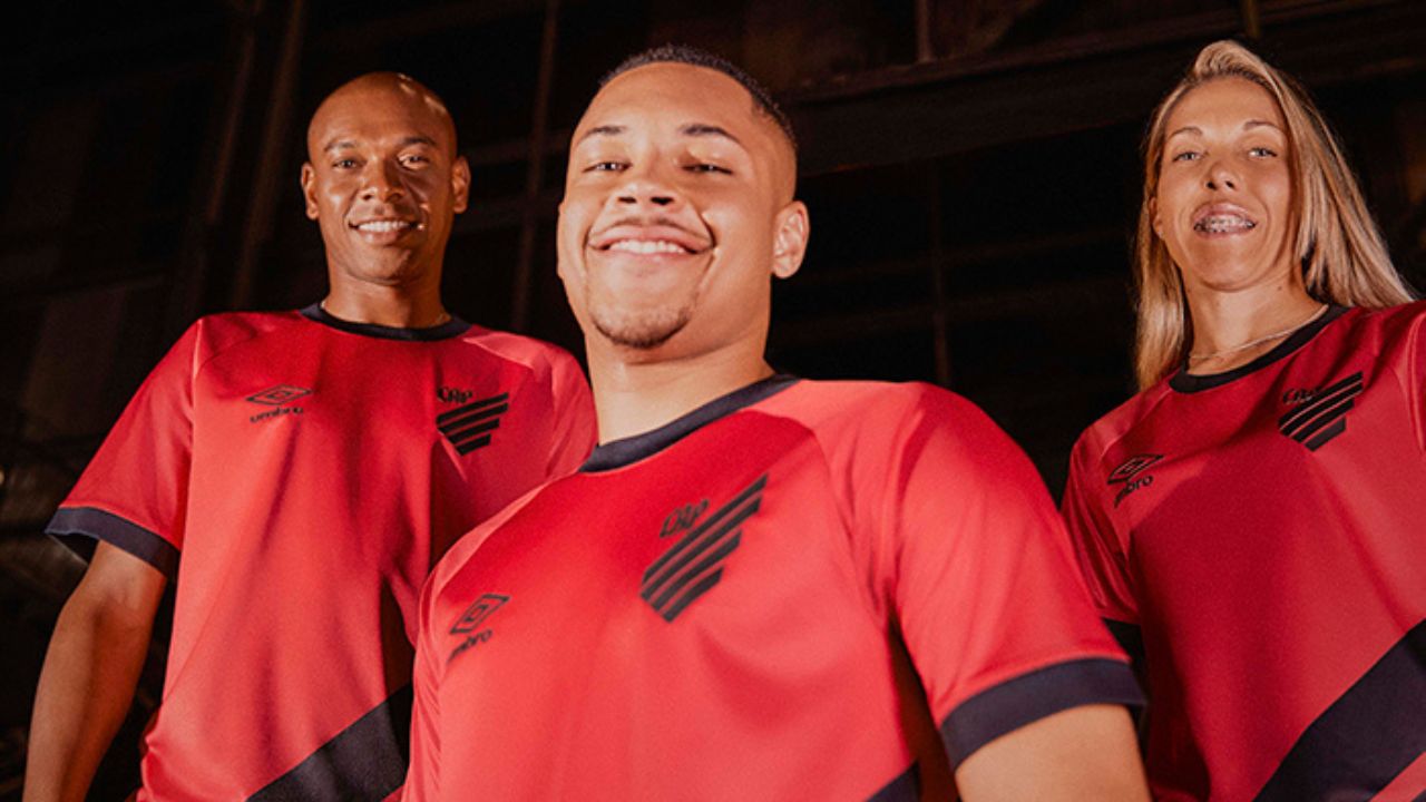 Com homenagem ao título da Sul-Americana, Athletico lança novos uniformes