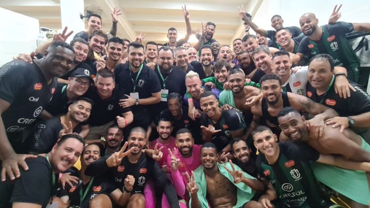 Jogadores e comissão do Maringá comemoram triunfo histórico contra o Flamengo