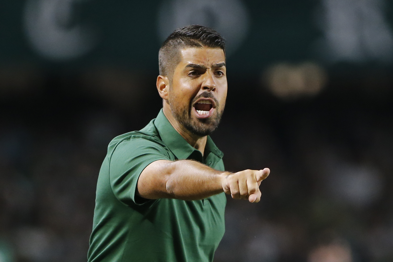 Pressionado, Coritiba reencontra António Oliveira após pouco mais de um mês