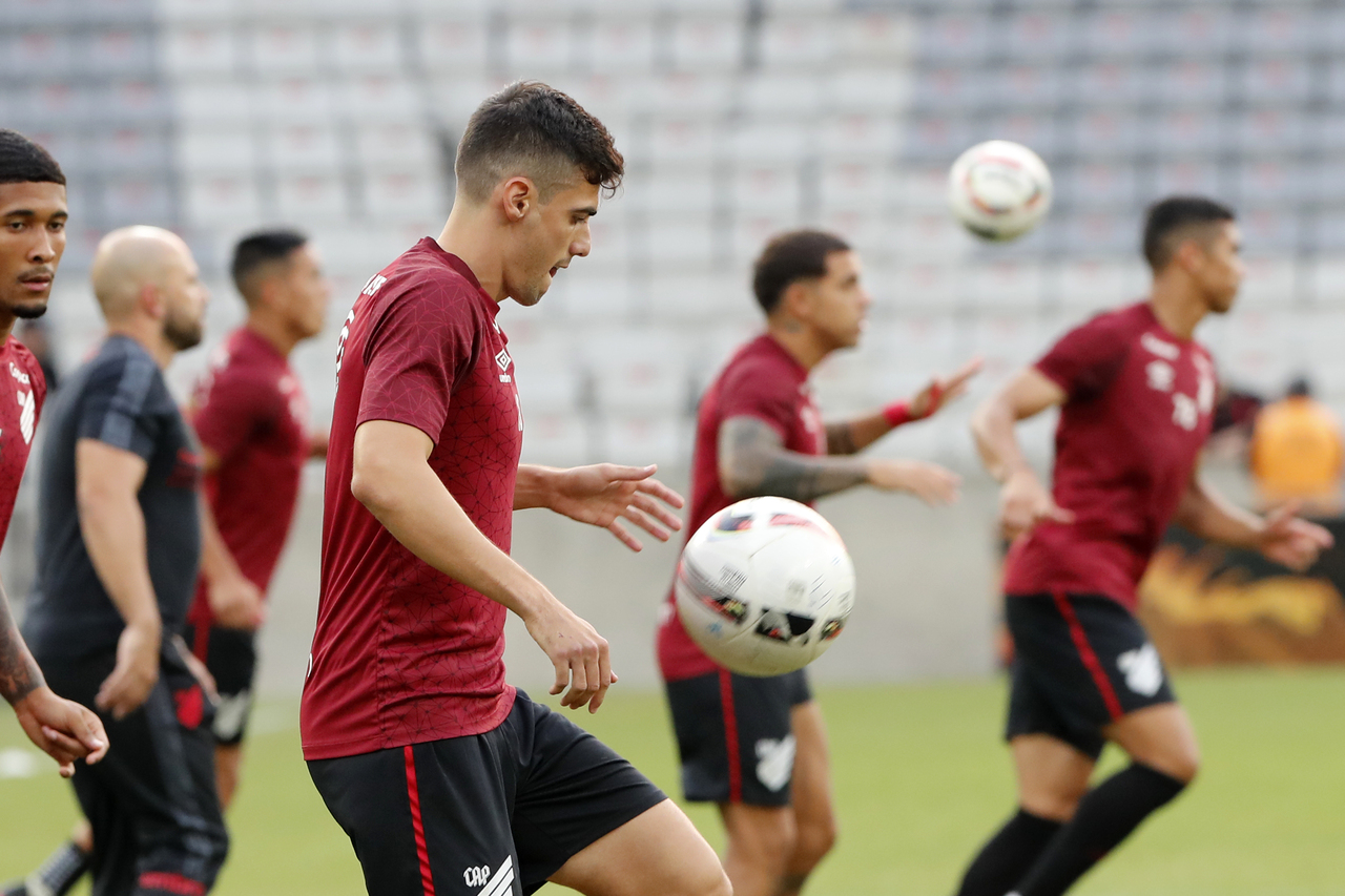 Athletico perde meio-campista lesionado por até 45 dias
