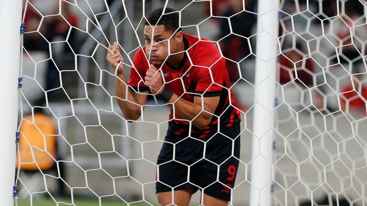 Cruzeiro ainda tenta receber R$ 56 milhões por Vitor Roque, do Athletico; entenda