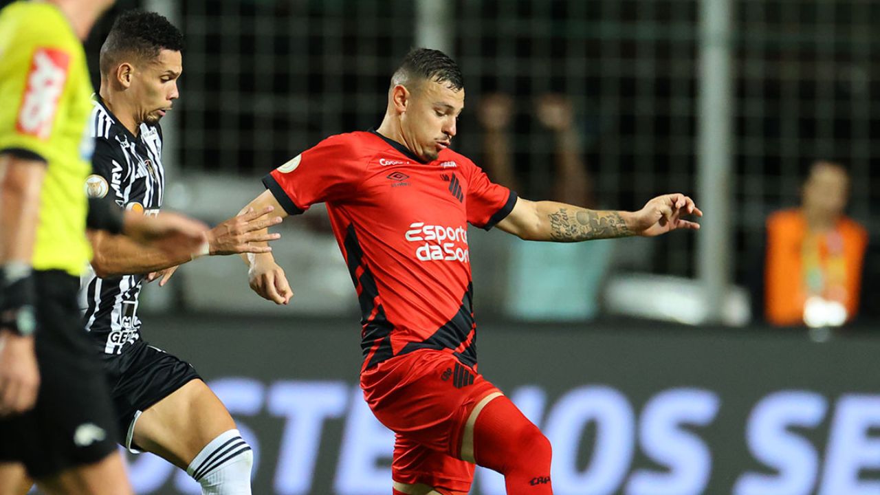 Jogadores reconhecem primeiro tempo ruim e cobram ofensividade no Athletico