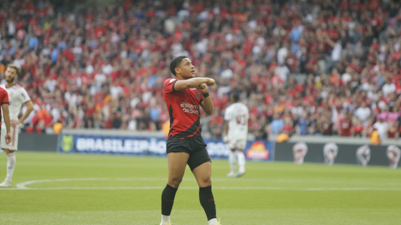 PR - Curitiba - 23/04/2022 - BRASILEIRO A 2022, ATHLETICO PR X FLAMENGO -  Vitinho jogador do Athletico-PR disputa lance com Isla jogador do Flamengo  durante partida no estadio Arena da Baixada