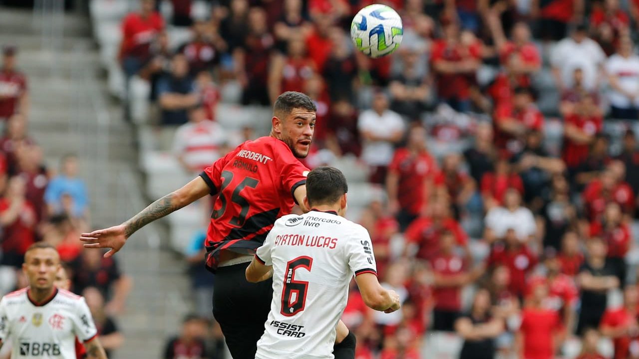 PR - Curitiba - 23/04/2022 - BRASILEIRO A 2022, ATHLETICO PR X FLAMENGO -  Vitinho jogador do Athletico-PR disputa lance com Isla jogador do Flamengo  durante partida no estadio Arena da Baixada