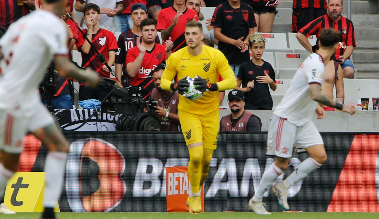 PR - Curitiba - 23/04/2022 - BRASILEIRO A 2022, ATHLETICO PR X FLAMENGO -  Vitinho jogador do Athletico-PR disputa lance com Isla jogador do Flamengo  durante partida no estadio Arena da Baixada