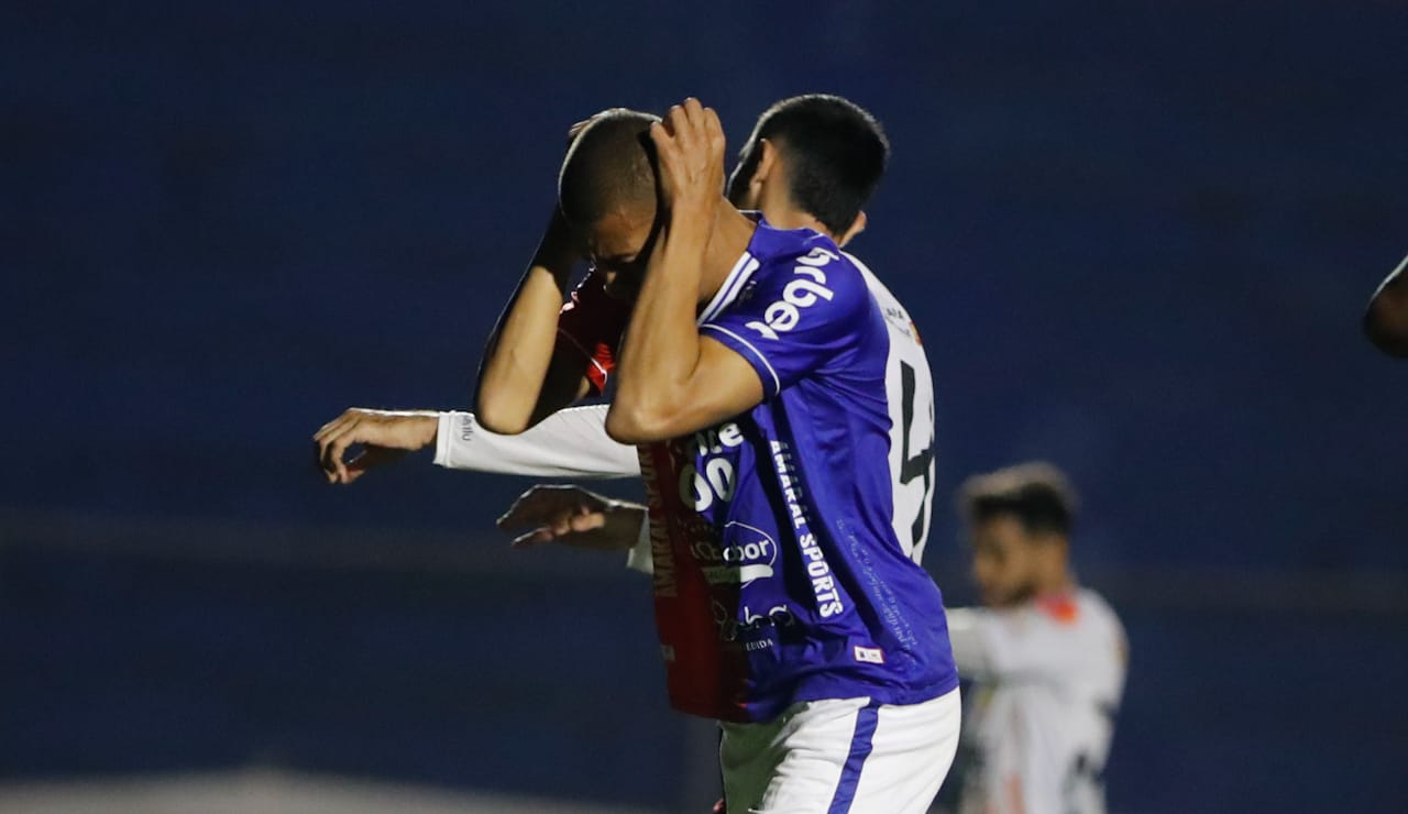 Jogadores do Paraná Clube buscam explicações após primeira derrota