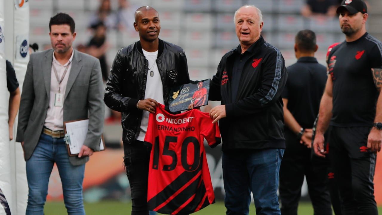 Felipão entrega homenagem a Fernandinho por 150 jogos no Athletico