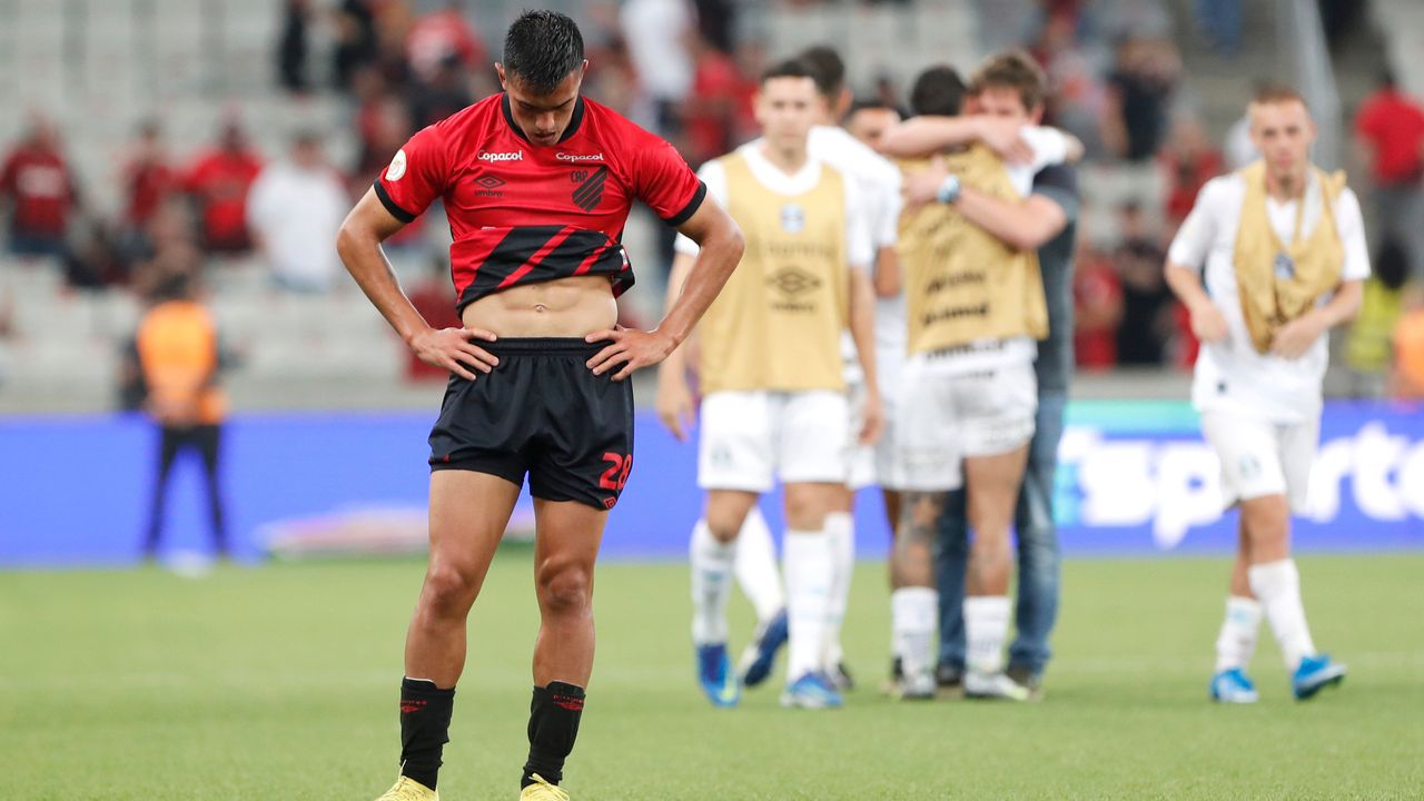 Dupla Atletiba repete erros e volta a decepcionar no Brasileirão