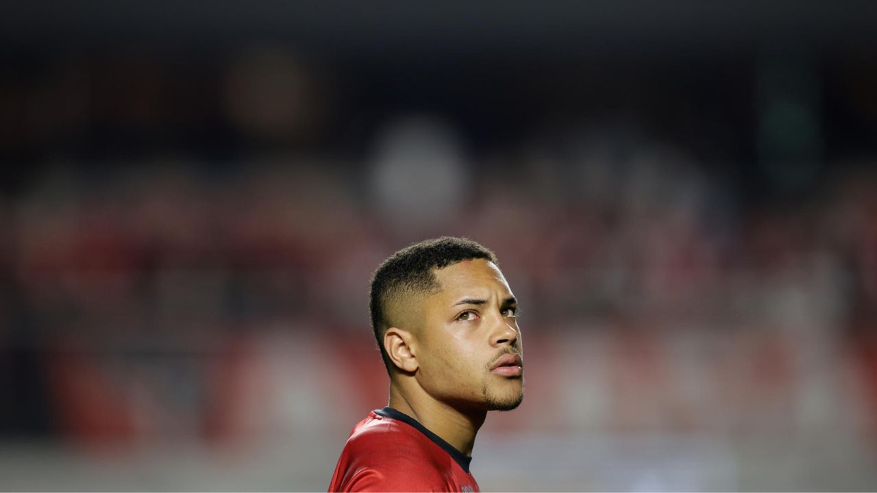 Vitor Roque se pronuncia pela primeira vez após contusão