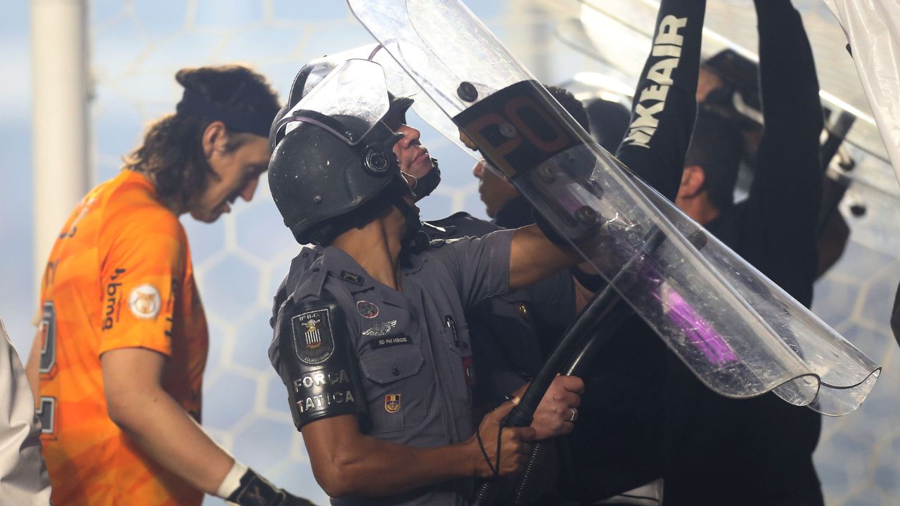 Clássico Santos x Corinthians é encerrado antes por causa de bombas no gramado