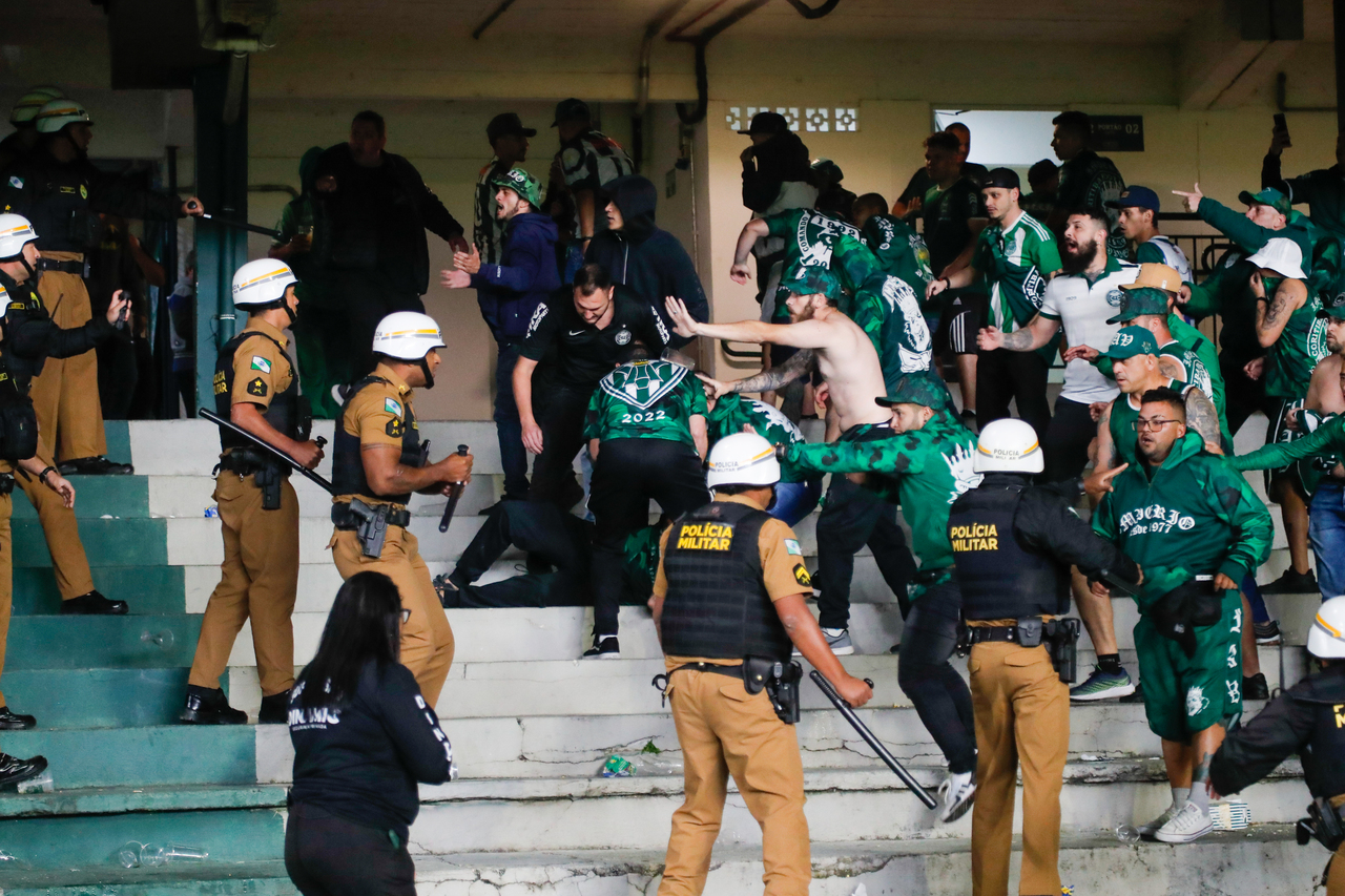 Polícia proíbe adereços de torcida organizada do Coritiba contra o Inter