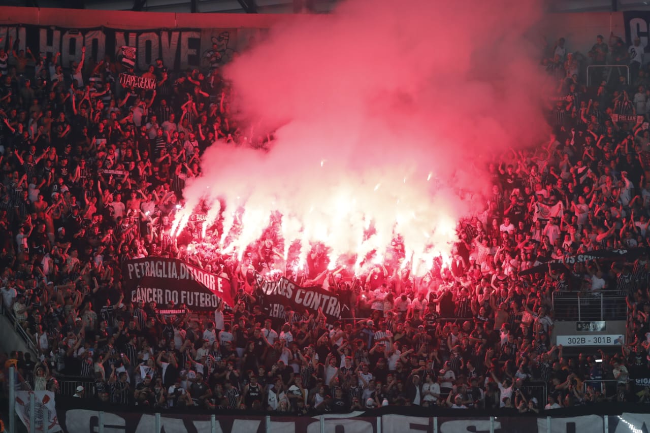 Torcida do Corinthians acende sinalizadores, ergue faixas contra Petraglia e paralisa jogo