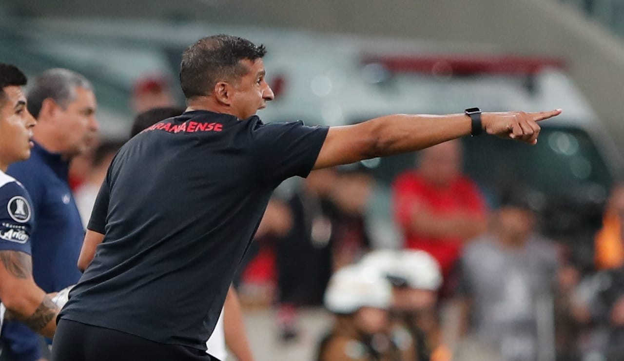 Wesley Carvalho fala sobre futuro e possibilidade de ser efetivado no Athletico