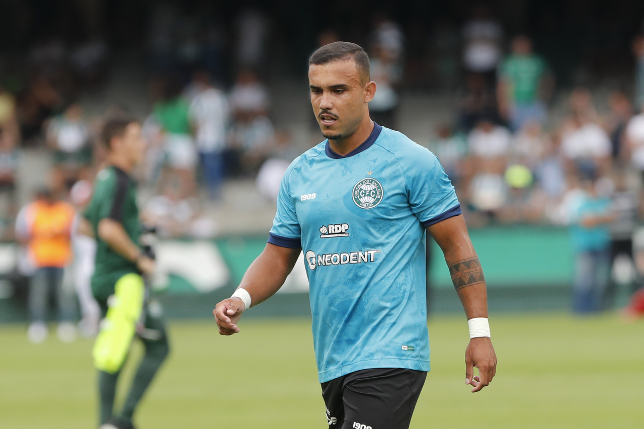 Coritiba rescinde contratos de William Pottker e mais dois