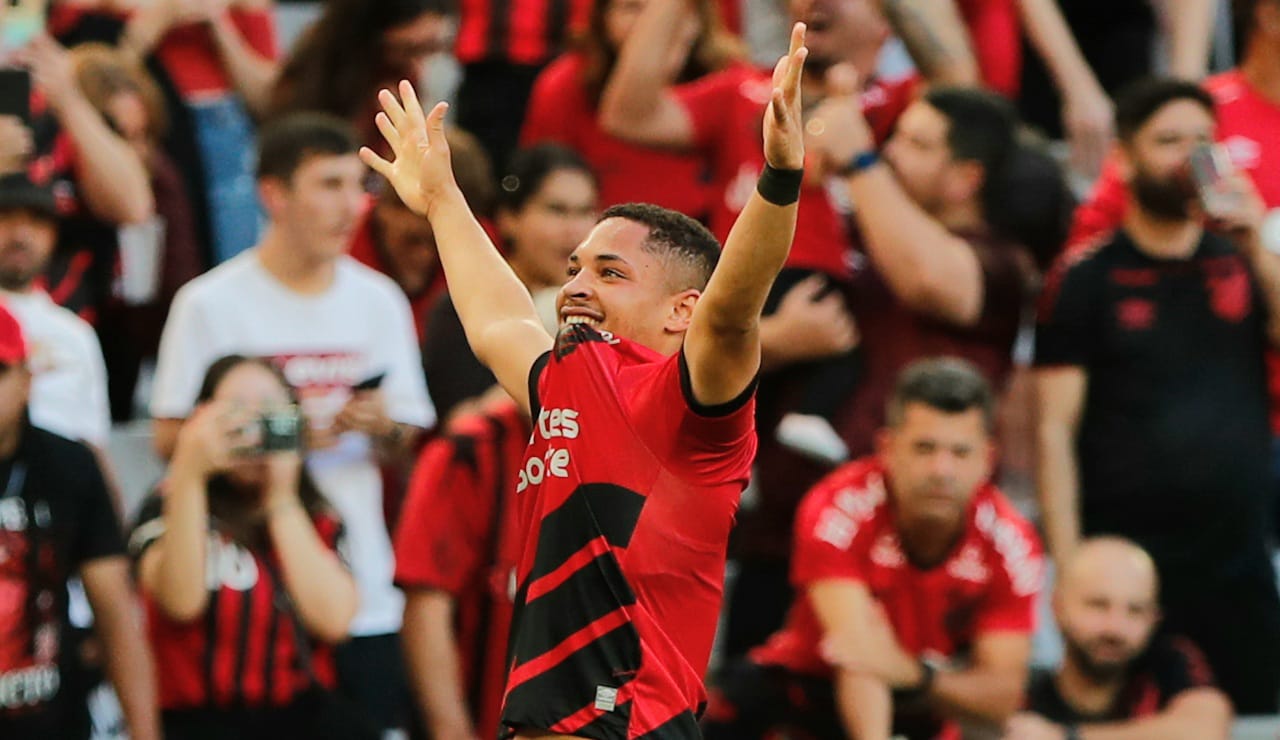 Athletico e Barcelona definem data para saída de Vitor Roque, diz jornalista