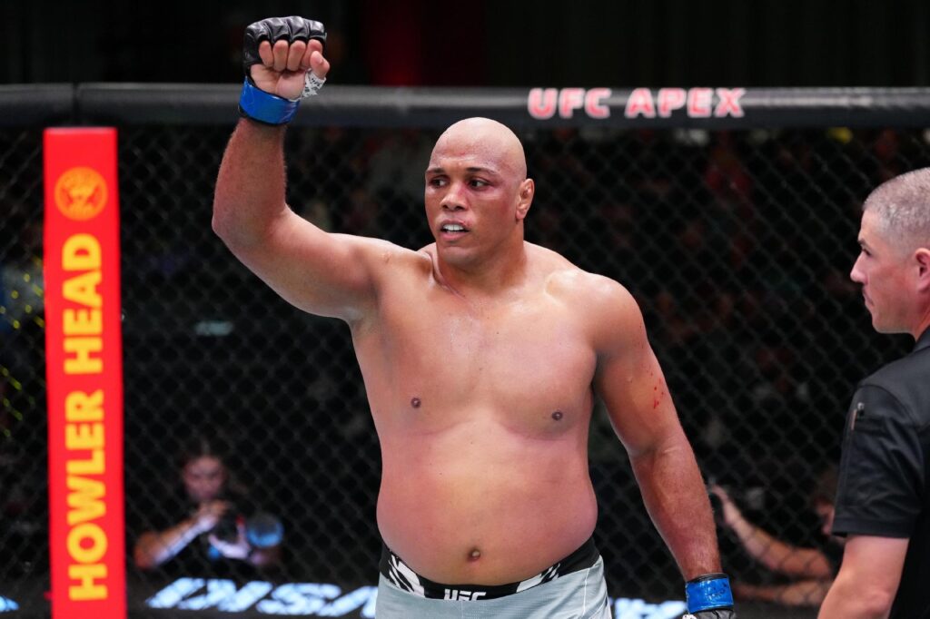 marcos-pezao-comemorando-vitoria-sobre-andrei-arlovski-em-outubro-do-ano-passado-1682701065963_v2_1920x1279