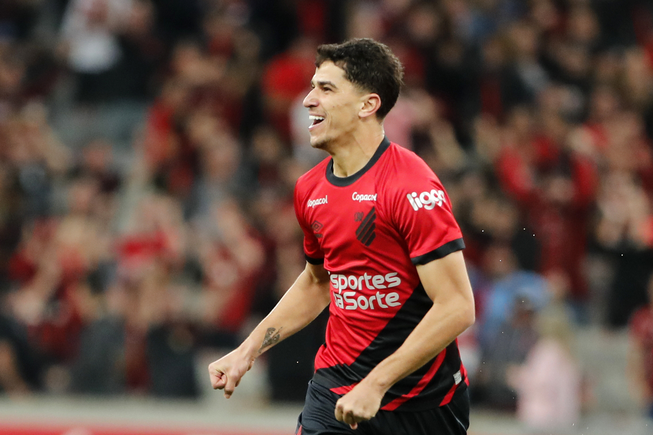 Vitor Bueno chega a 100% de aproveitamento de cobranças de pênaltis no Athletico