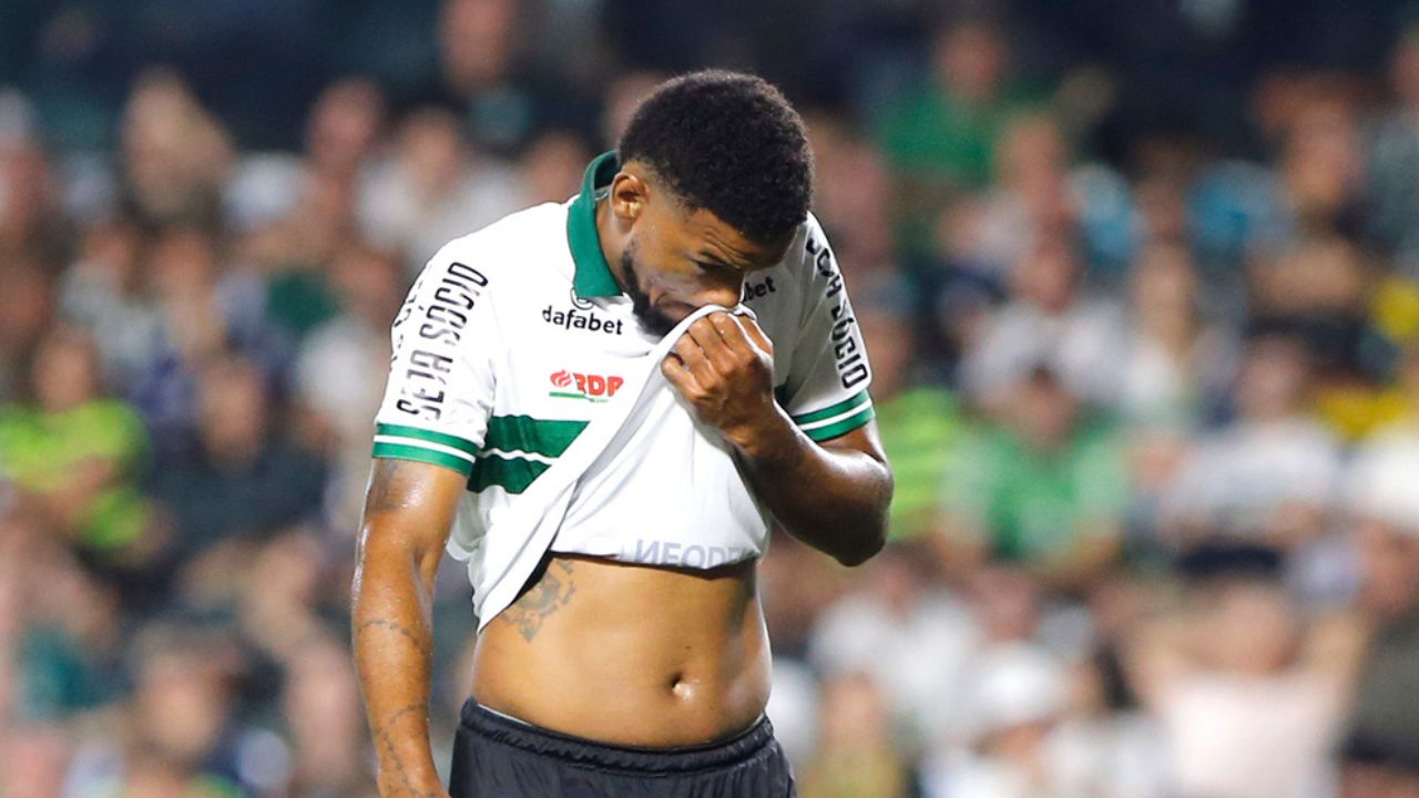 Coritiba empresta zagueiro contestado a clube da Arábia Saudita