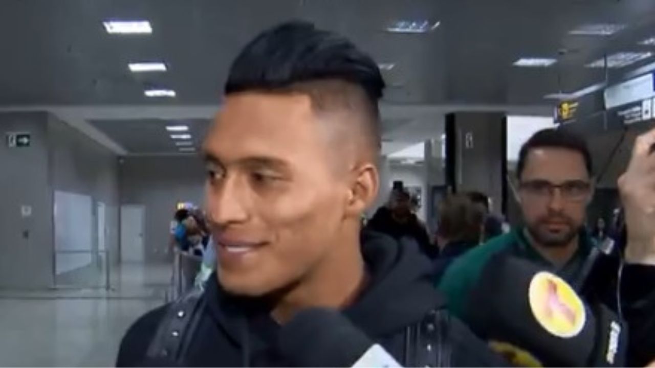 Novo reforço do Coritiba, colombiano é recebido por torcedores no Afonso Pena