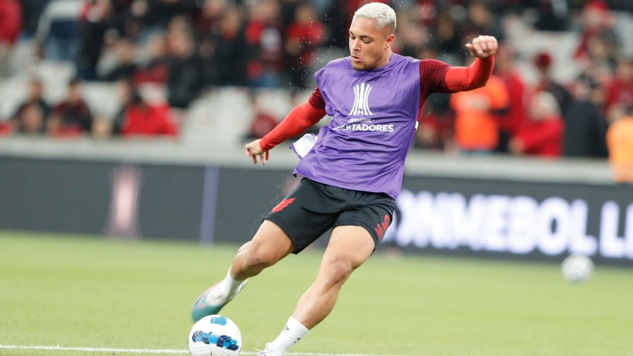 Mattos garante Bento e Vitor Roque pelo menos até dezembro no Athletico