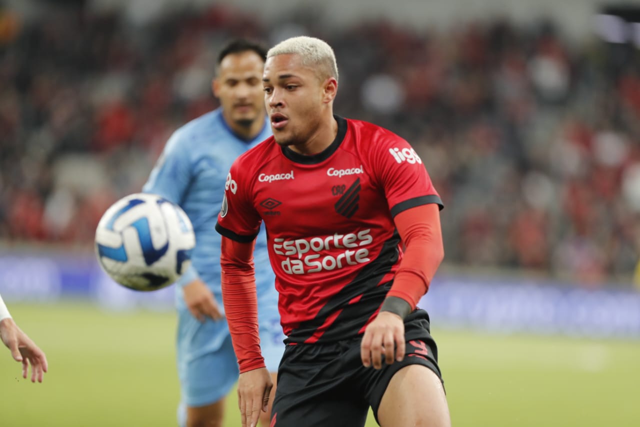 Vitor Roque entra para a história do Athletico na Libertadores