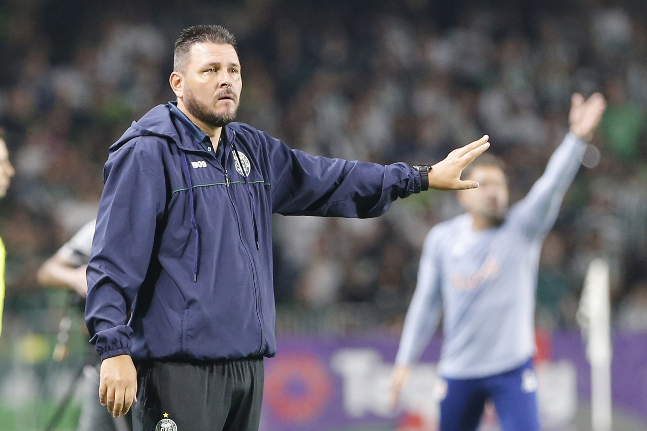 Thiago Kosloski vê melhora na defesa do Coritiba e projeta clássico Atletiba