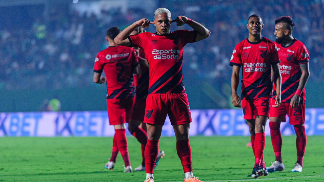 Vitor Roque é dono da melhor média de gols entre atacantes do Athletico em 10 anos