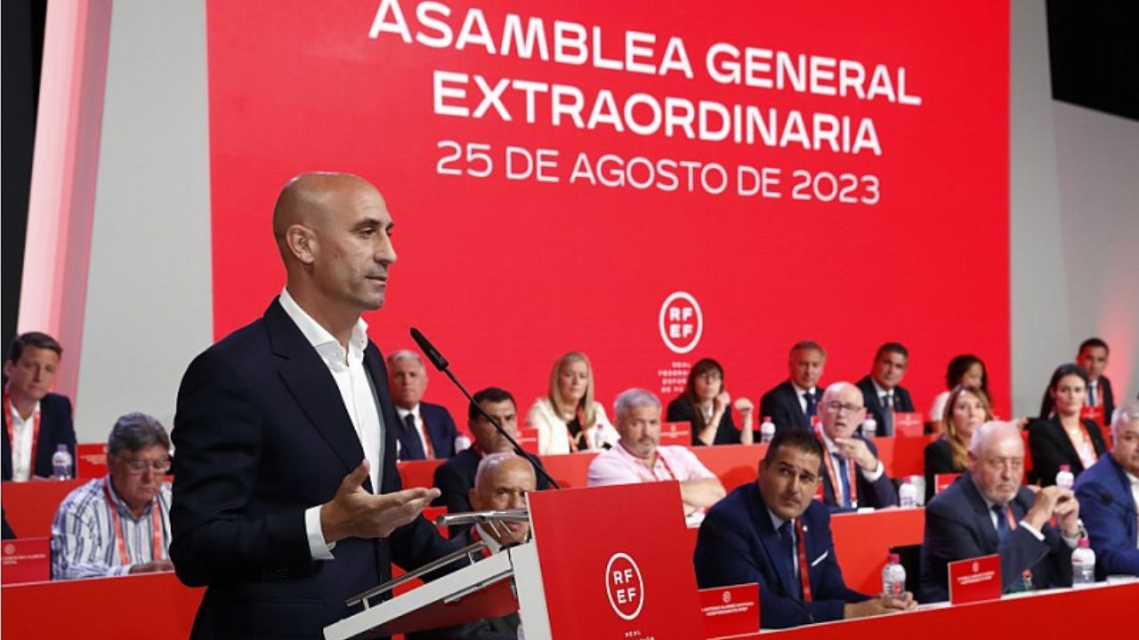 Ministério Público espanhol investigará Rubiales por beijo em Jenni Hermoso