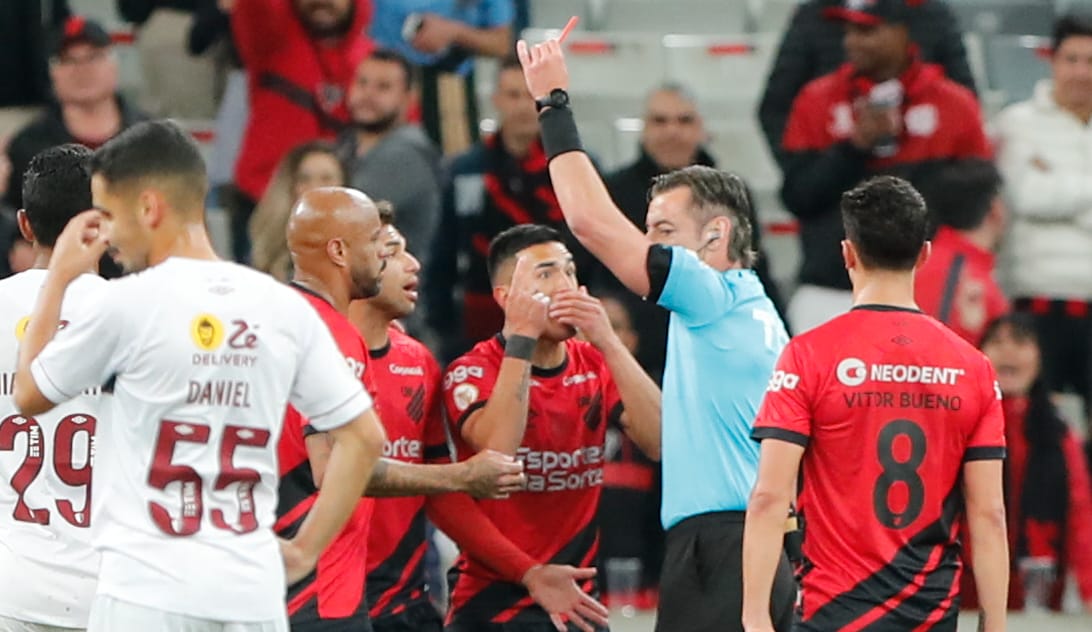 Em jogo tenso, Athletico empata com o Fluminense e fica fora do G4