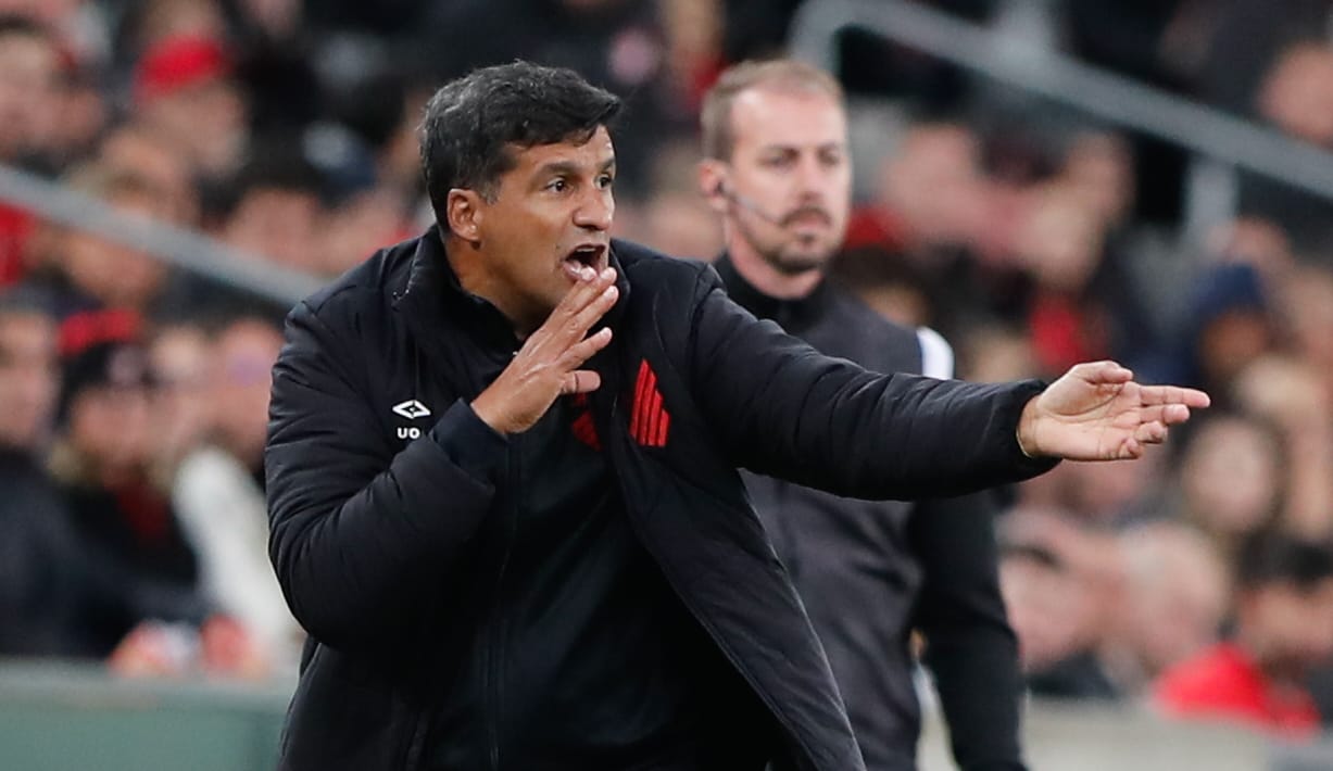 Chamado de estagiário, Wesley Carvalho fala em “convencer” torcida do Athletico