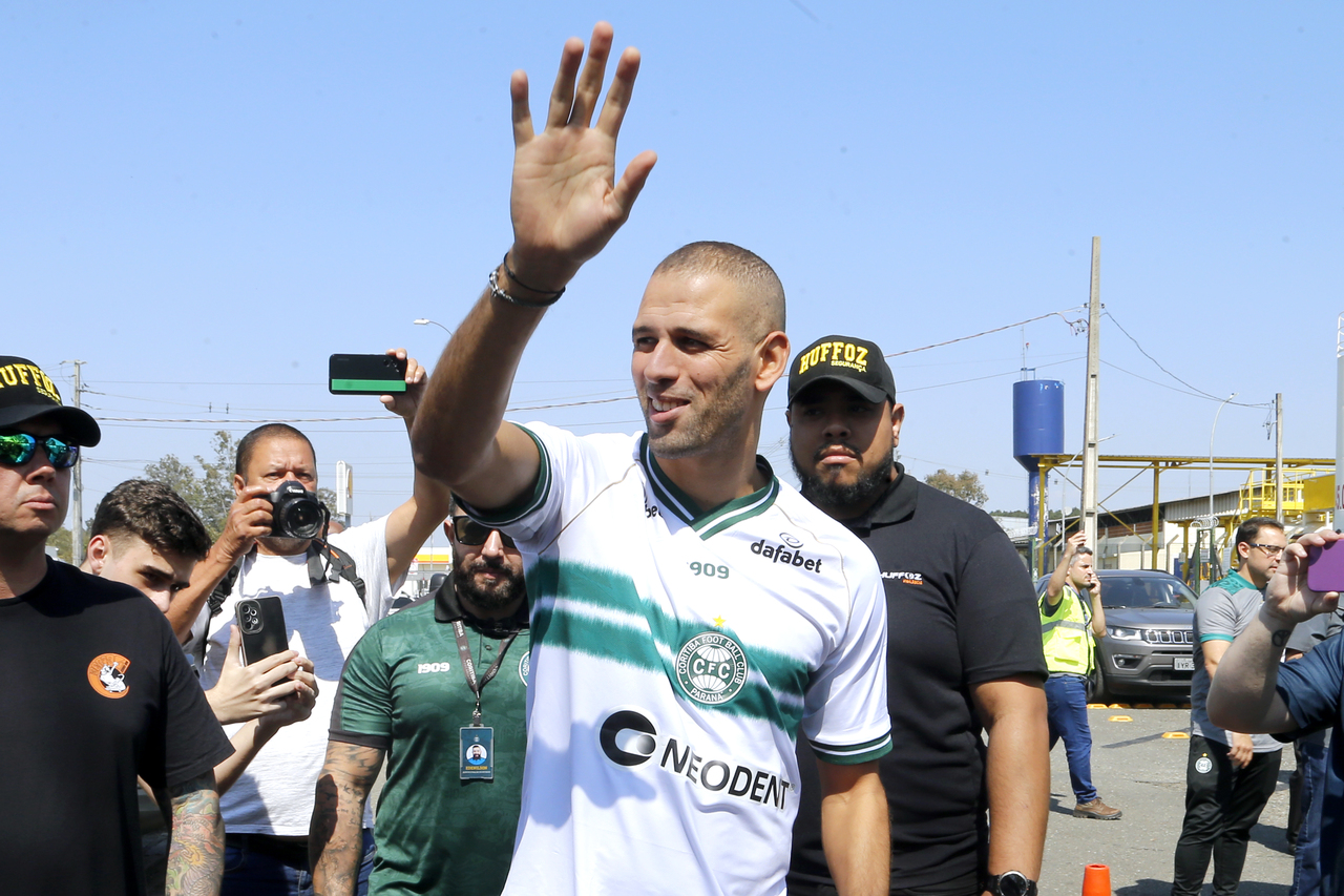Com a janela fechada, entenda como o Coritiba poderá inscrever Slimani e Samaris