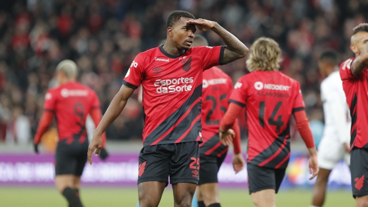 Cacá se firma como titular na zaga e marca primeiro gol pelo Athletico