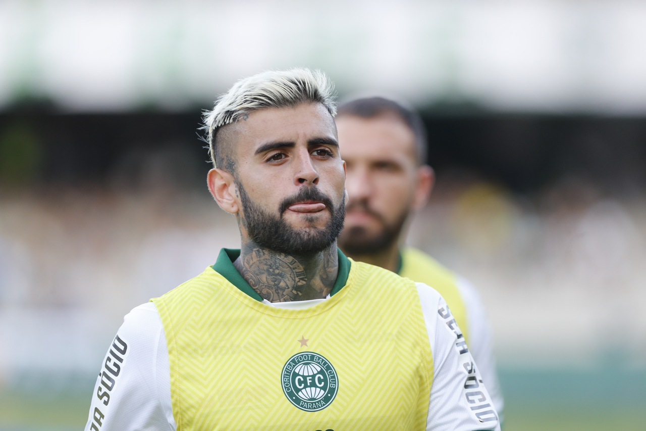 Coritiba tem saída de volante e atacante fora dos planos