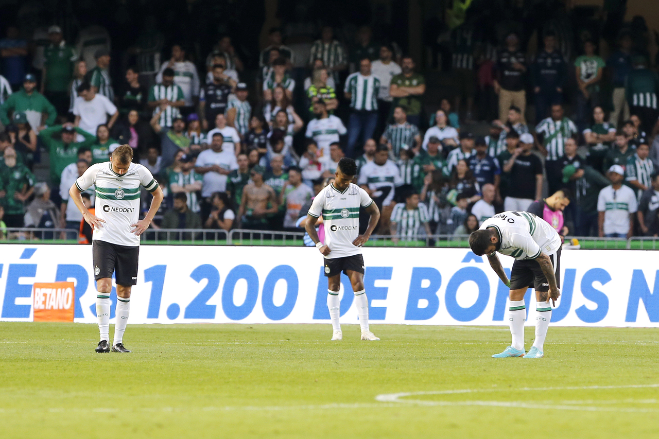 Coritiba sofre três gols pelo terceiro jogo seguido e tem a segunda pior defesa
