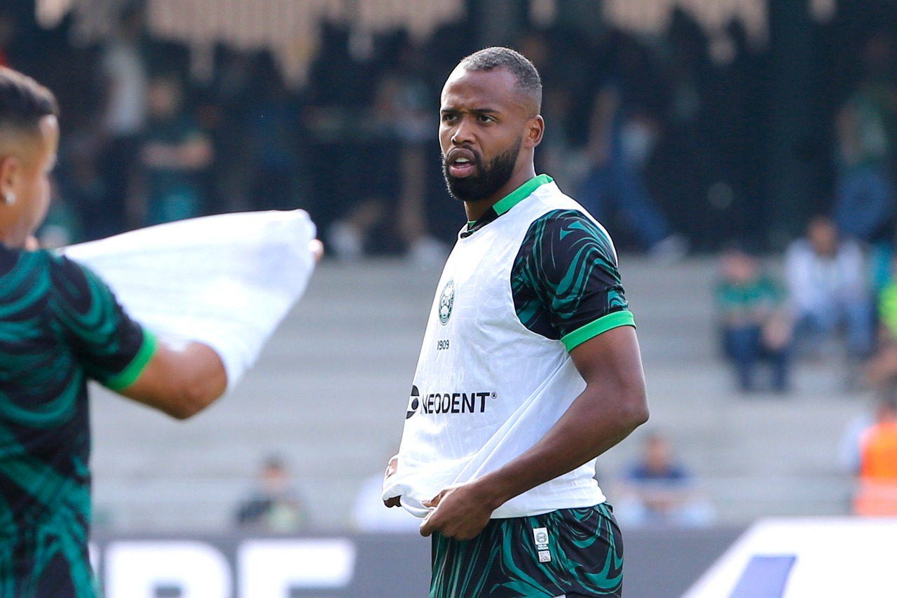 Zagueiro do Coritiba quebra o braço em treino e passará por cirurgia