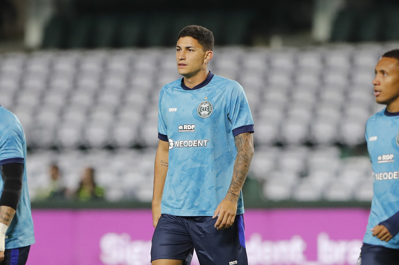 Negociação emperra e zagueiro volta a ser opção no elenco do Coritiba