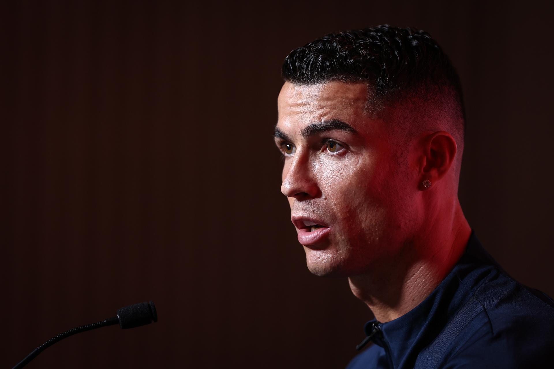 Cristiano Ronaldo terá de depor por gesto obsceno após gritos de “Messi”