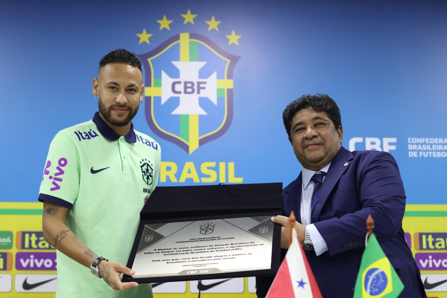 Neymar se faz presente do hotel ao vestiário e até aparta briga na seleção