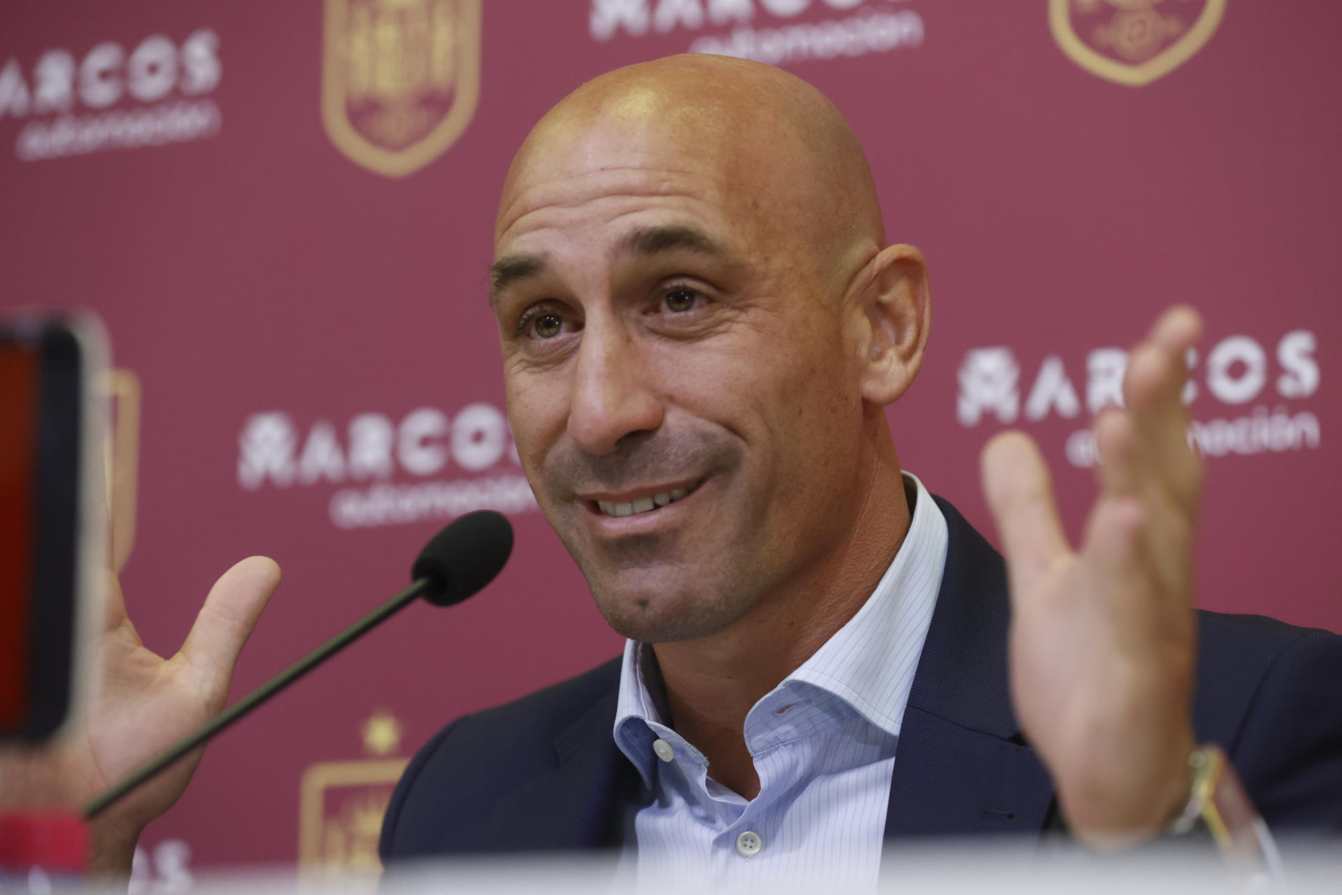 Luis Rubiales é banido por três anos pela Fifa após beijo não consentido em Jenni Hermoso
