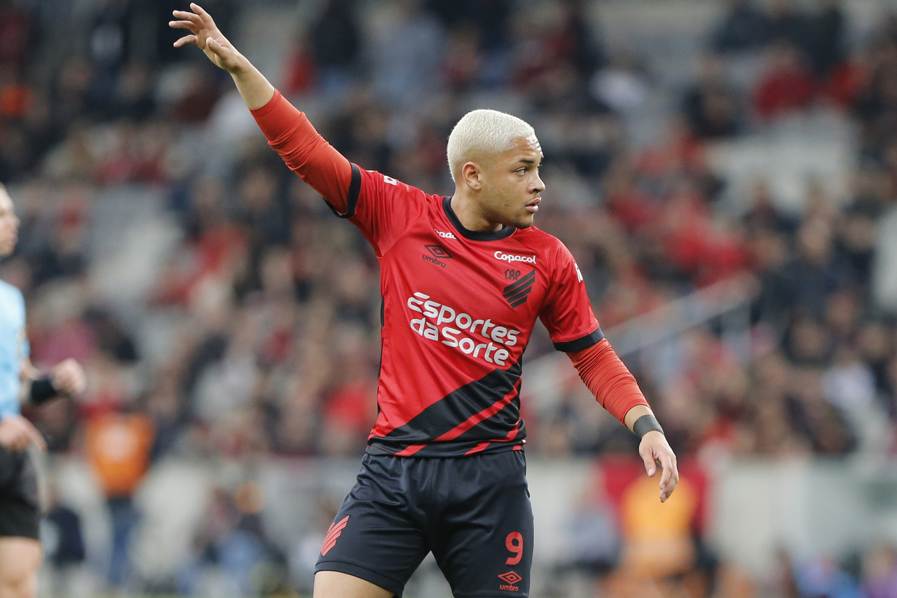 Vitor Roque pode não ir ao Barcelona em janeiro; entenda o cenário