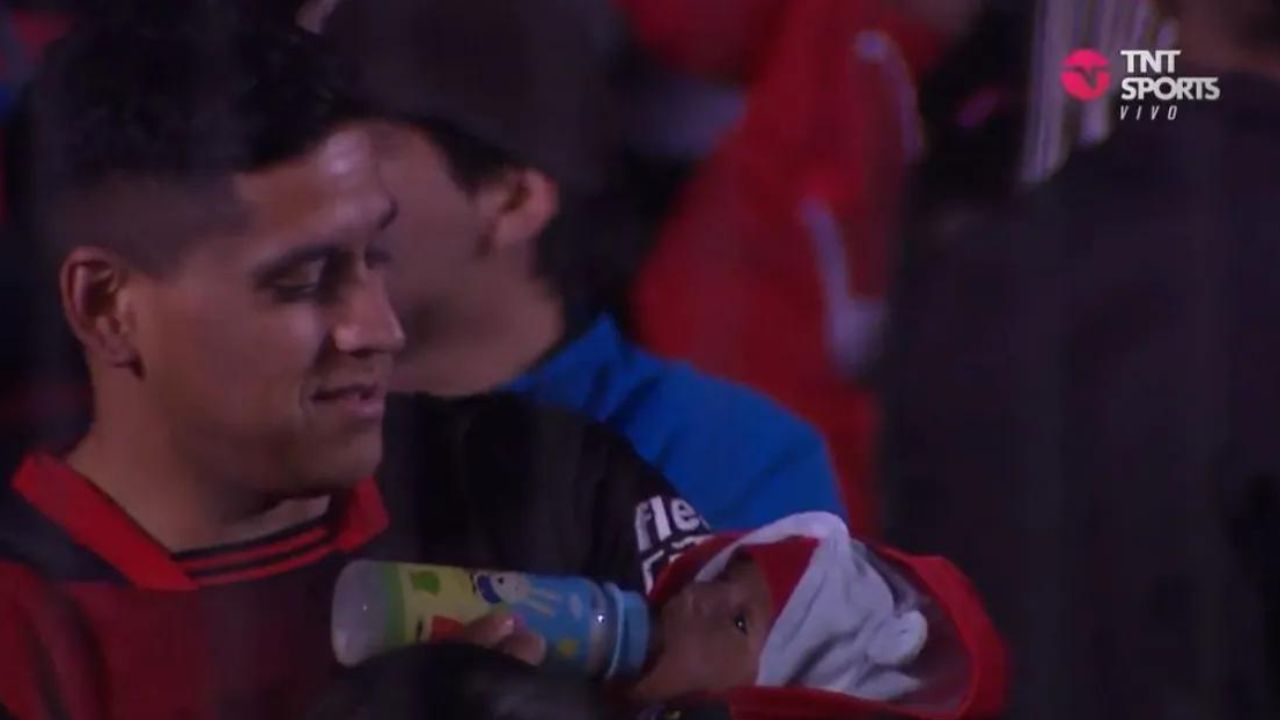Torcedor argentino que amamentou bebê na arquibancada concorre a prêmio The Best da Fifa