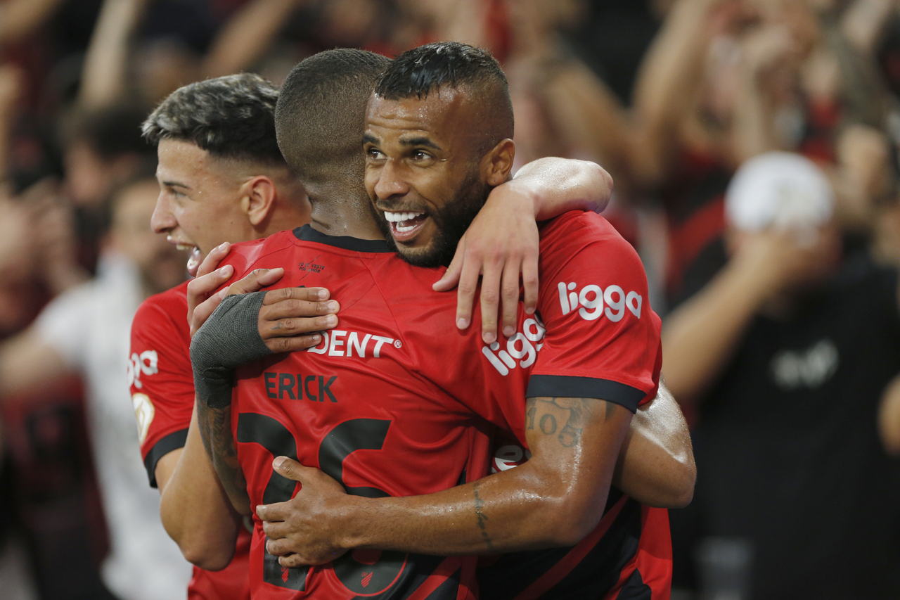 Volantes em alta: meio de campo do Athletico conta com fase artilheira