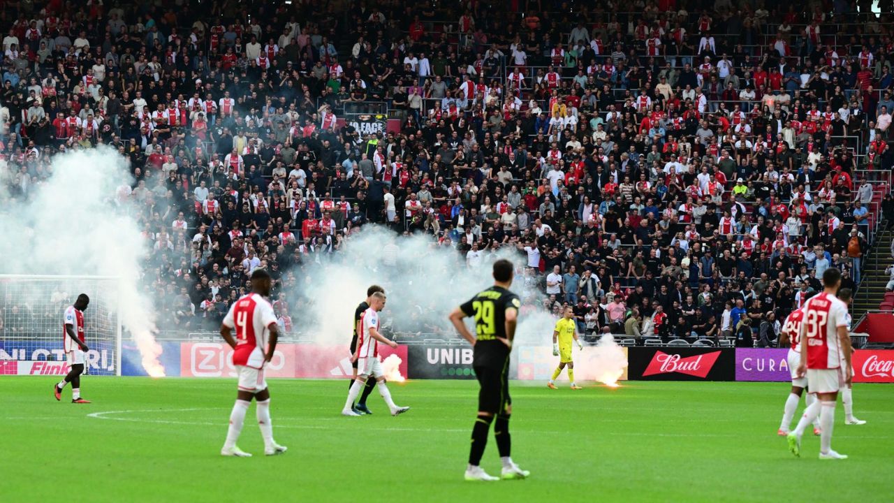 Clássico entre Ajax e Feyenoord é suspenso por arremesso de sinalizadores e vandalismo