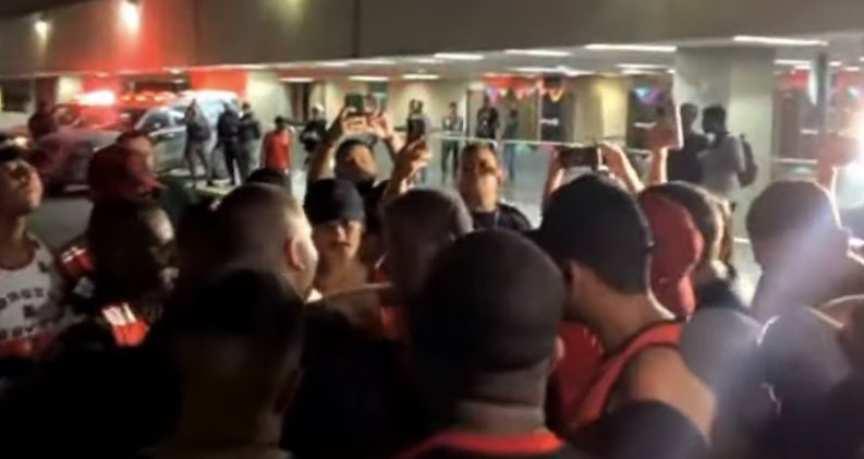 Torcida do Flamengo faz protesto em aeroporto, mas delegação do time evita contato