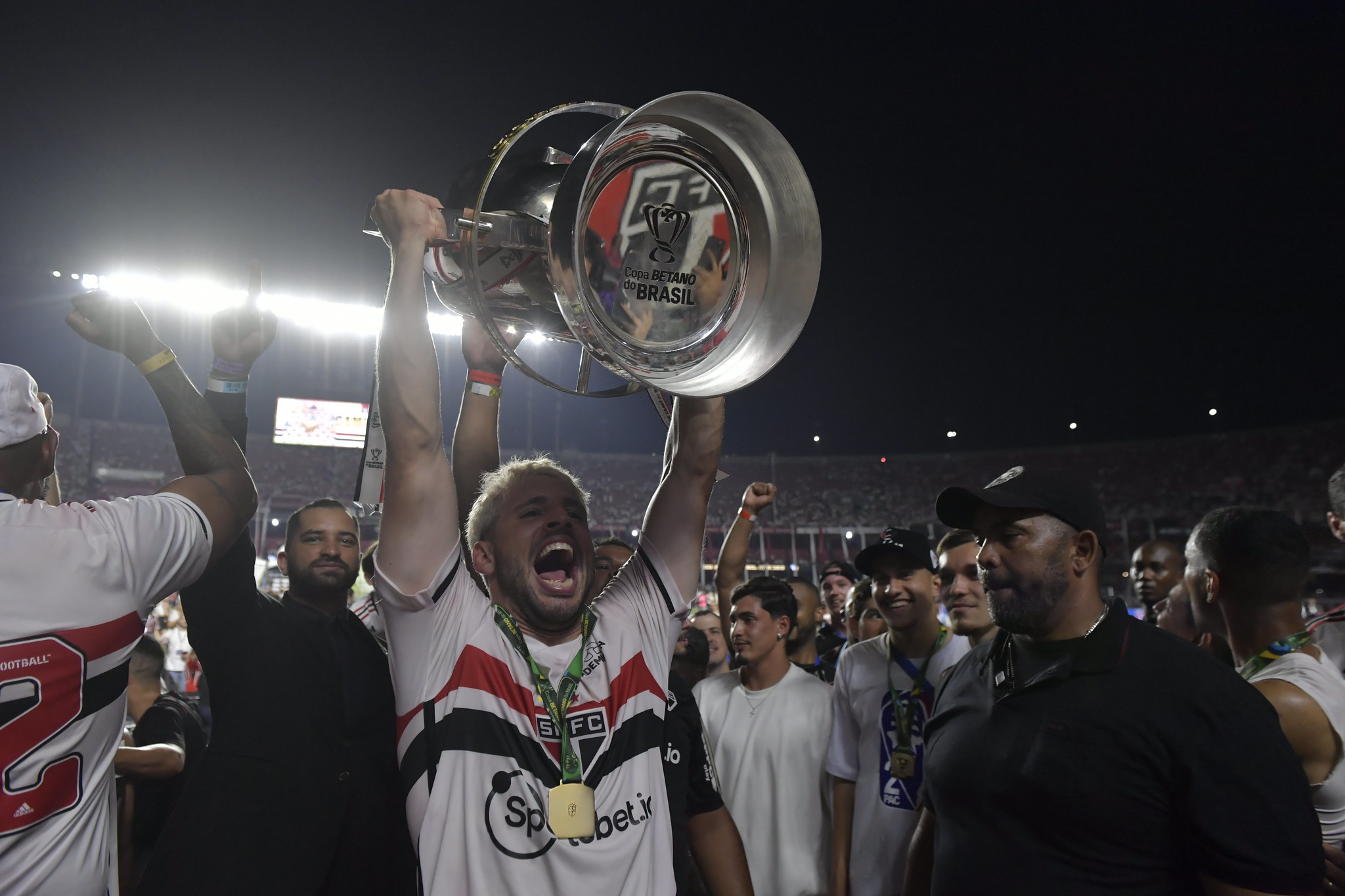 Calleri revela que fará cirurgia após título do São Paulo na Copa do Brasil