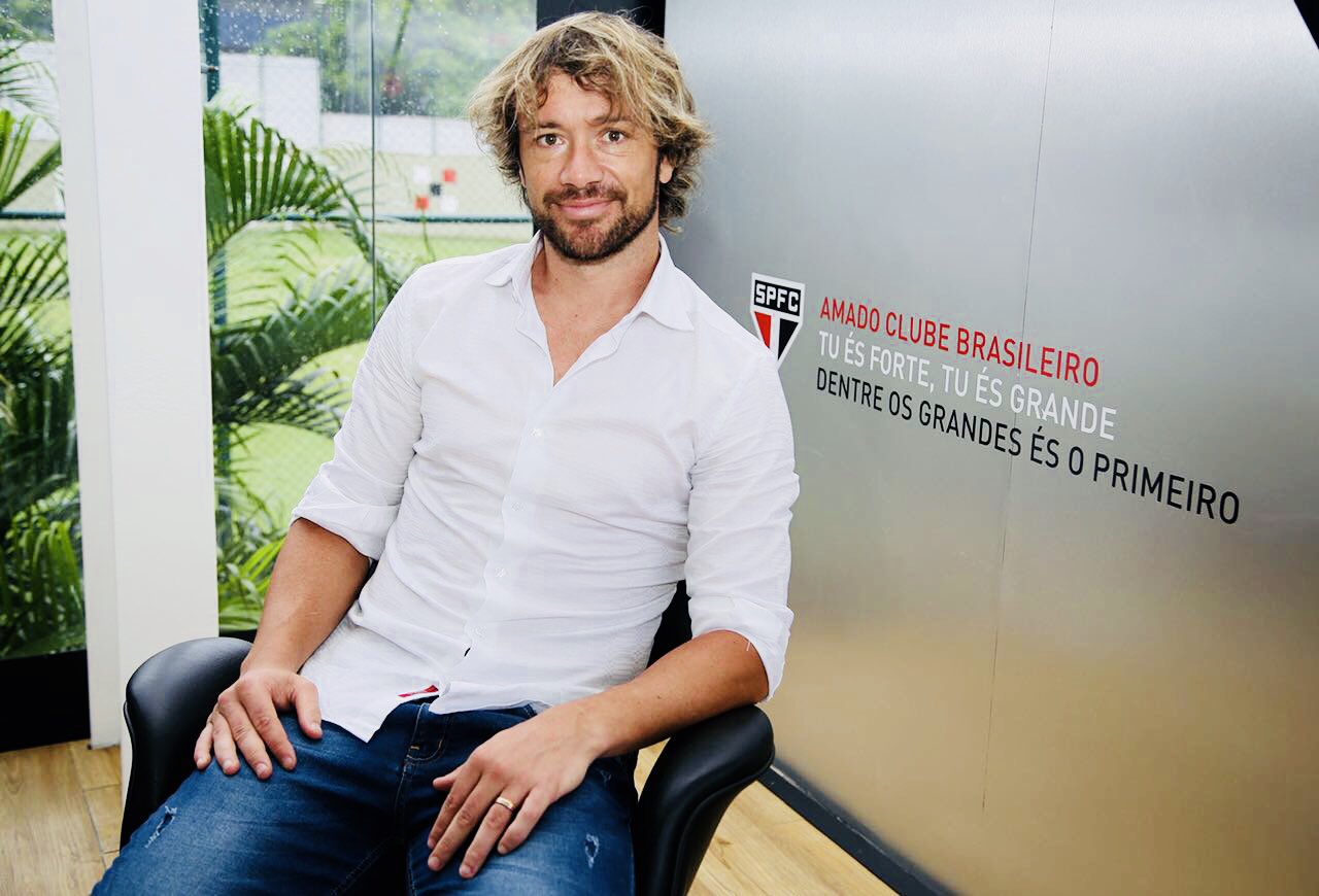 Lugano diz que futebol está virando teatro e afirma ser fácil enganar árbitros no Brasil