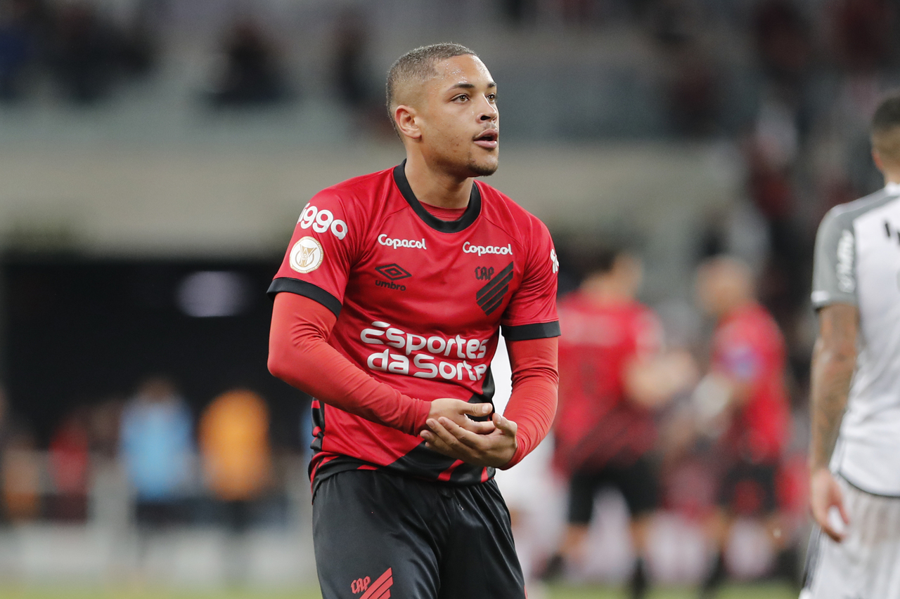 Xavi reforça possibilidade de contar com Vitor Roque no Barcelona em janeiro